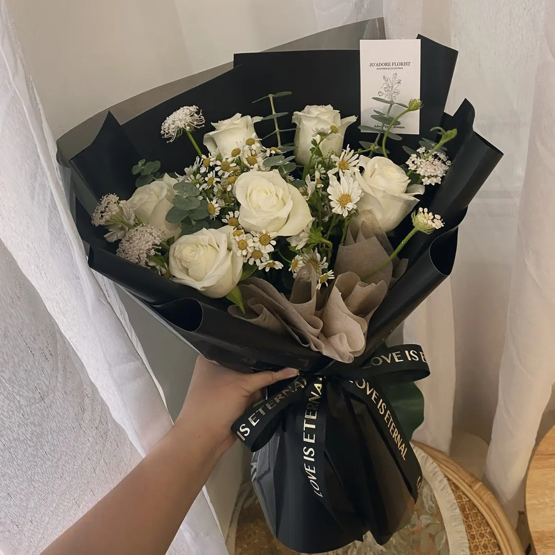 白玫瑰混搭花束。