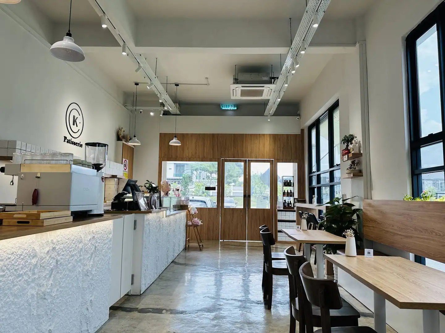 柜台与后方的工作区。